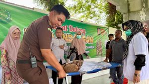 Perempuan Terpidana Zina Pingsan Usai Dihukum Cambuk 100 Kali di Aceh Barat