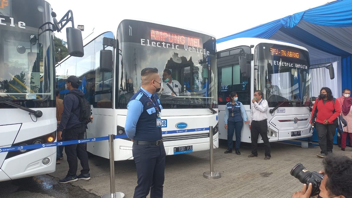 بعد سباق الفورمولا إي ، يتم تقديم حافلات ترانسجاكارتا الكهربائية مرة أخرى على طريق كامبونغ ملايو-تاناه أبانغ