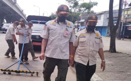 Satpol PP Jakut Temukan Puluhan Ranjau Paku di Jalan Perintis Kemerdekaan