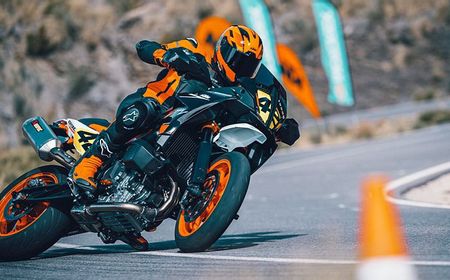 Motor Terbaru KTM Bertema Supermoto dan Touring, 890 SMT