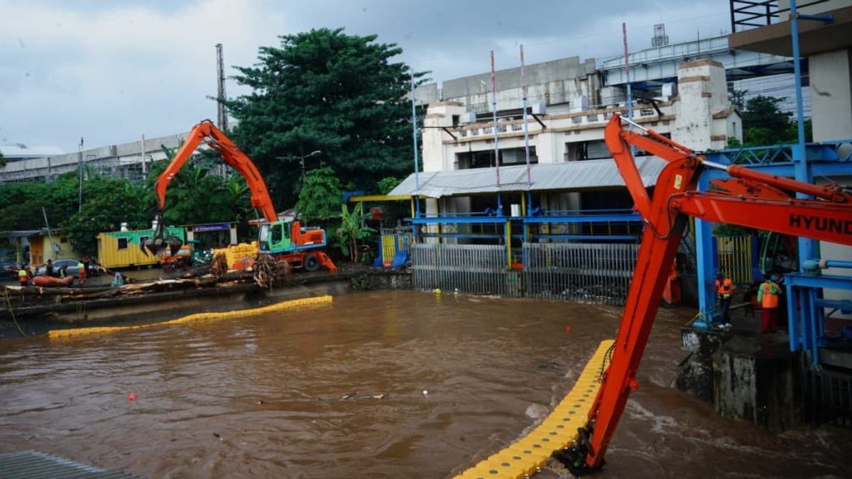 ジャカルタのチリウング水門、大雨、洪水警報状態