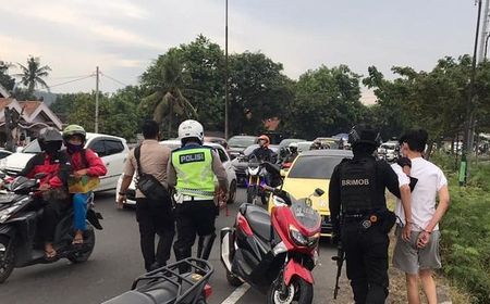 Mobil VW Kuning Pelat Jakarta Tabrak Polisi hingga Terpental di Prambanan