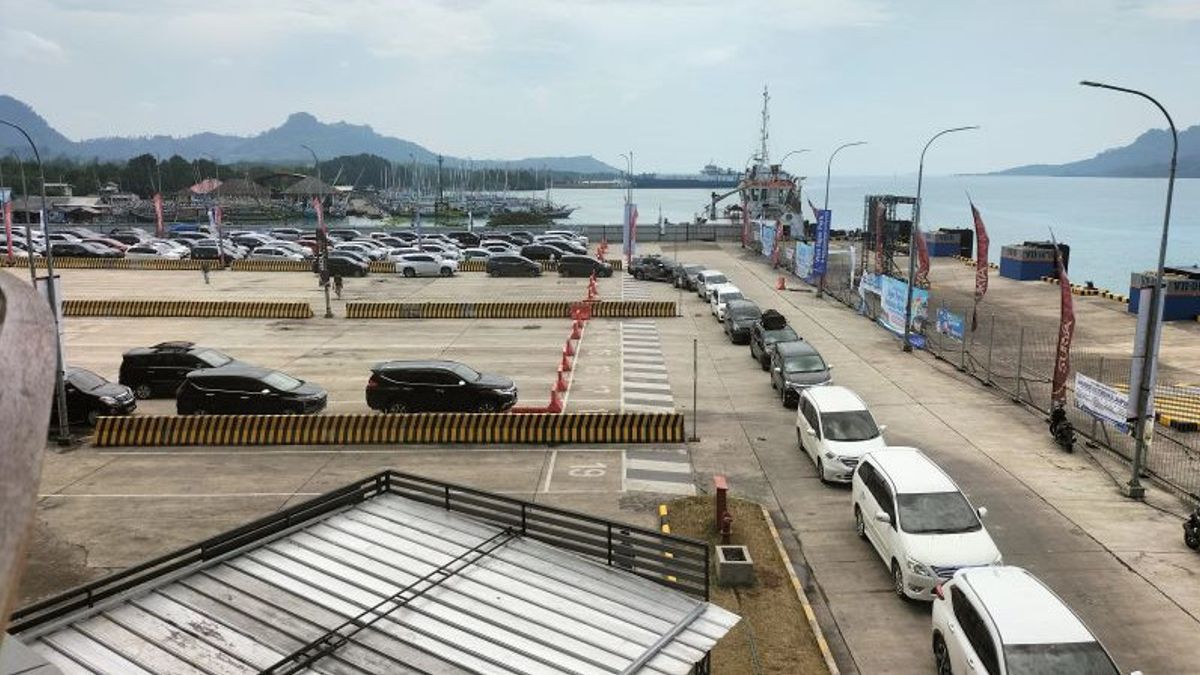 Hundreds Of Vehicles Crowded Bakauheni Executive Pier Towards Merak