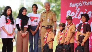 Ganjar Ajak Influencer Bagikan Alat Tulis ke Pelajar di Semarang