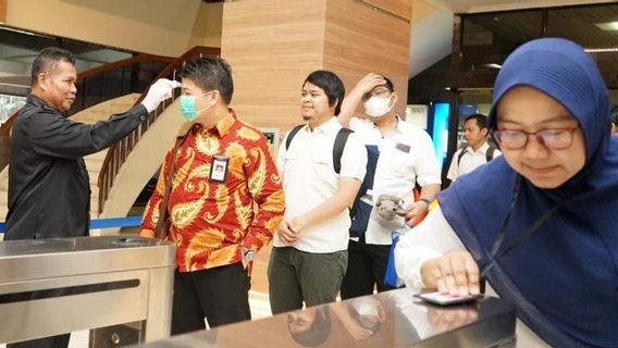 Cegah COVID-19, Kemenperin dan BEI Mulai Terapkan Pengecekan Suhu Tubuh