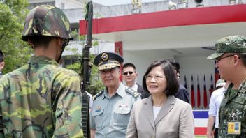 台湾国防部长警告对中国战斗机和无人机采取果断行动