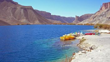 没有戴着朝的游客,塔利班禁止妇女参观国家公园Band-e Amir