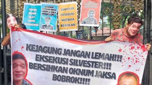 Didemo Massa, Pagar Kantor Kejagung RI Ditimpuki Tomat dan Telur Busuk