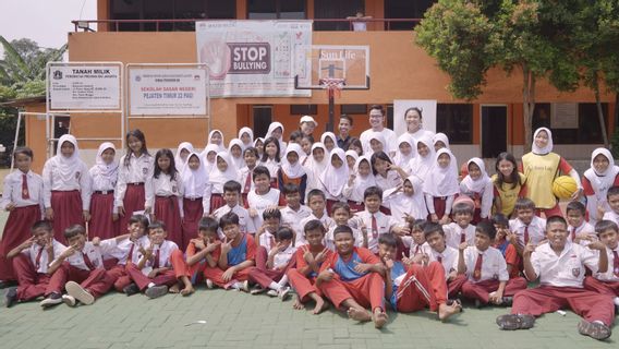 Celebrate 30 Years In Indonesia, Sun Life Indonesia Donates Basketball Sports Equipment To 30 Schools Through The Hoops+Health Program