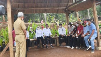 Ganjar Pranowo Encourages Village Industry Progress Through Processed Coconut Products