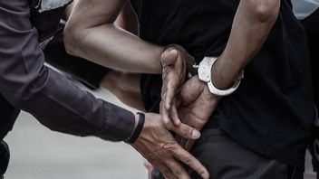 arrestation par la police un homme qui est fréquemment bouleversé par les habitants de Tanjung Priok