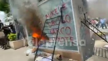 Manifestations Contre L’application De Bitcoin Au Salvador, Des Manifestants Brûlent Des Guichets Automatiques Cryptographiques