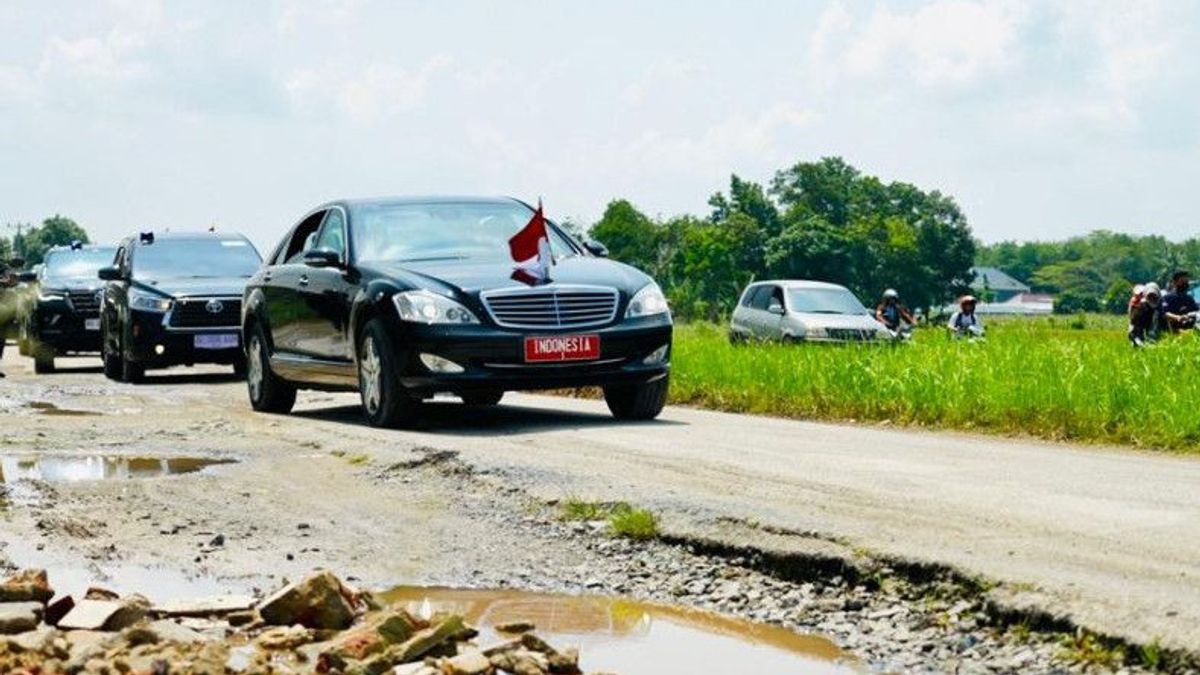 The Moment President Jokowi's Car Shakes While Crossing The Hole Road In Lampung