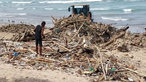 Garbage Dominated By Batang Kayu Starting To Be Dirty On Bali Beach