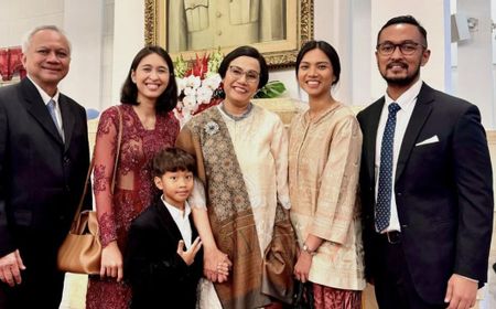 Kembali Jadi Menteri Keuangan, Sri Mulyani Hadiri Pelantikan dengan Baju Kurung