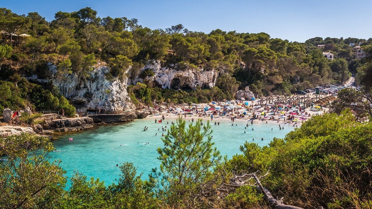 Pengunjung Terlalu Padat, Otoritas Mallorca Berencana Batasi Jumlah Tempat Tidur Hotel untuk Wisatawan