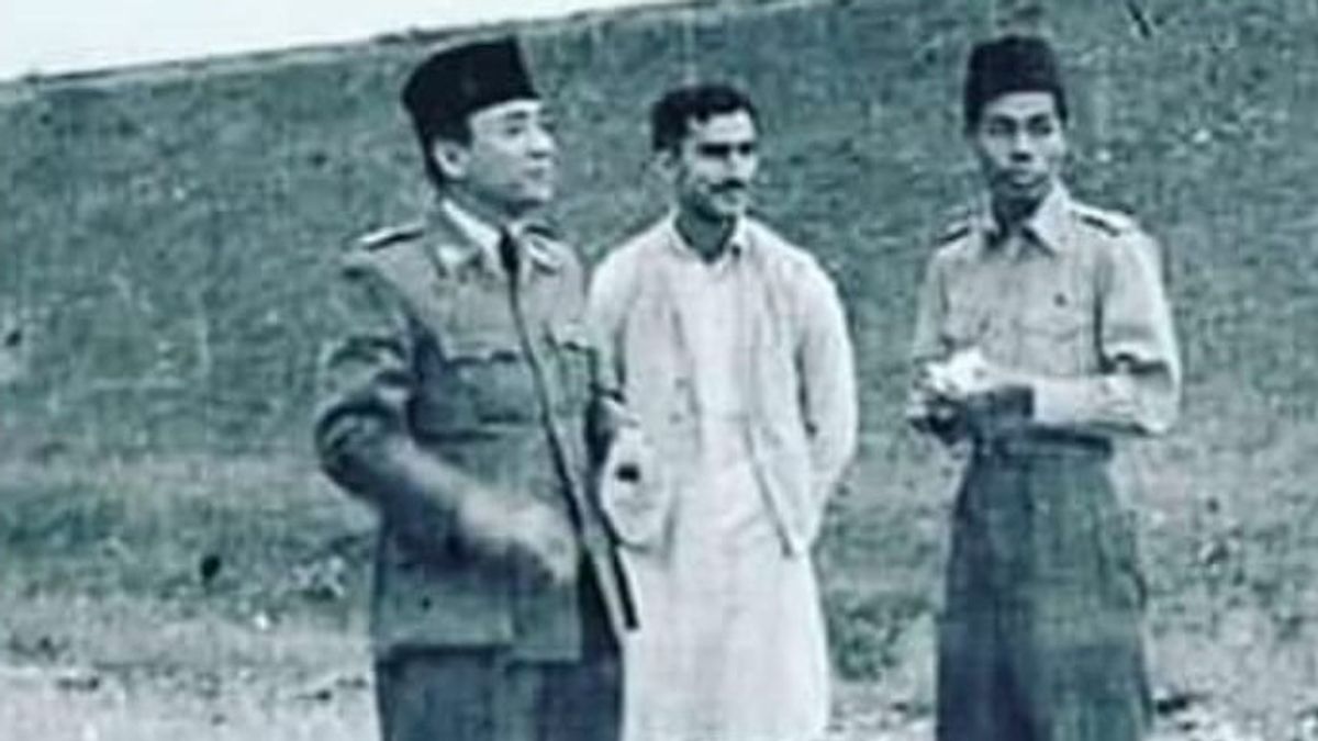 Viral Foto Ayah Rizieq Shihab Berdiri Bersama Presiden Soekarno dan Jenderal Soedirman