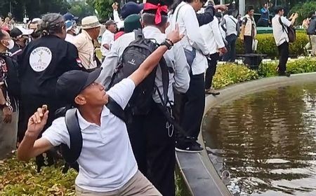 Massa Kubu Anies dan Prabowo Bentrok di Patung Kuda: 