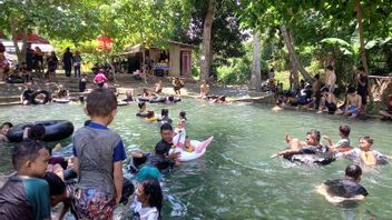 开斋节假期周末,居民们为Bionga Sigi浴场做准备