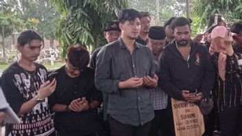 Ammar Zoni's Sadness That Can't Be Present At His Father's Cemetery