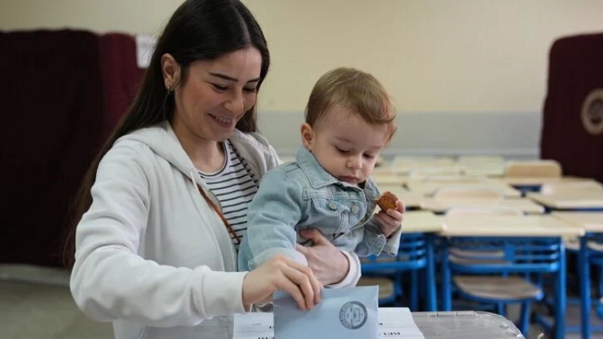 トルコ地方選挙が始まり、6100万人の有権者が投票所に投票