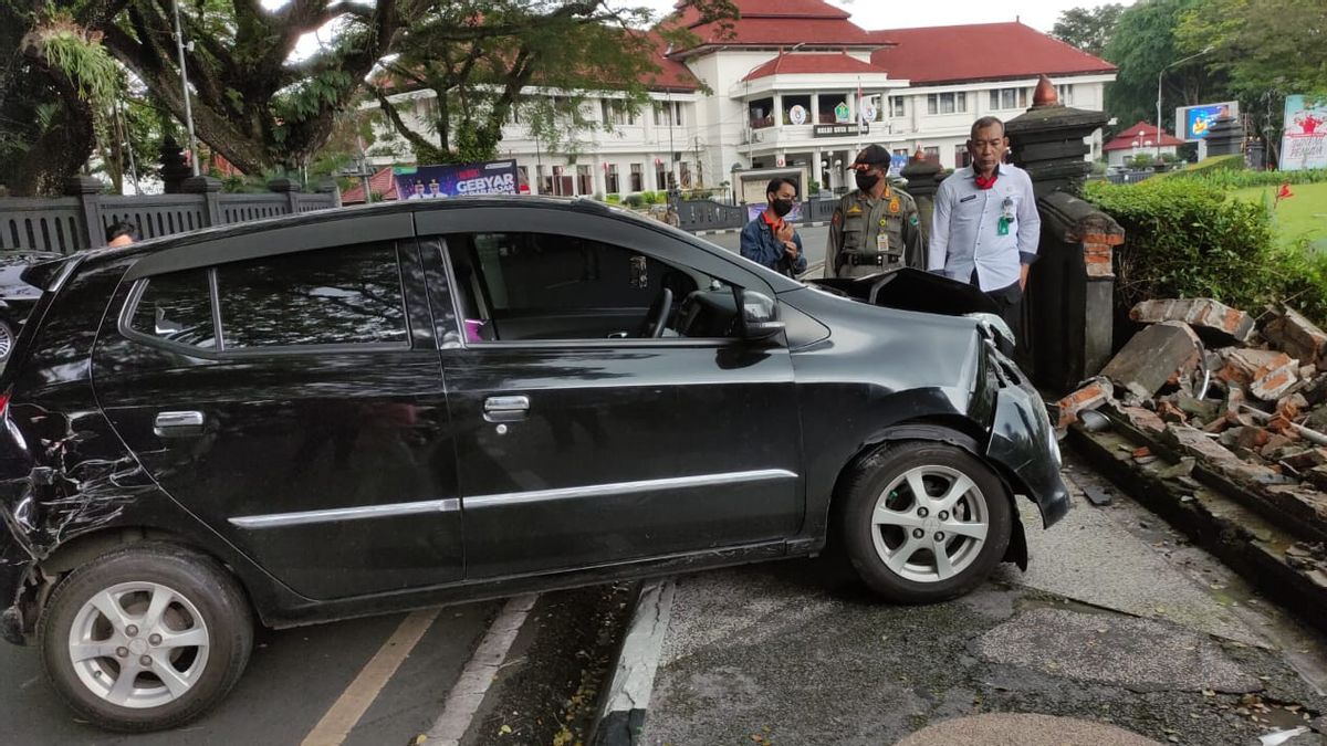  Le Mur Du Monument Malang Round Square Jebol Frappé Par La Voiture D’Ayla