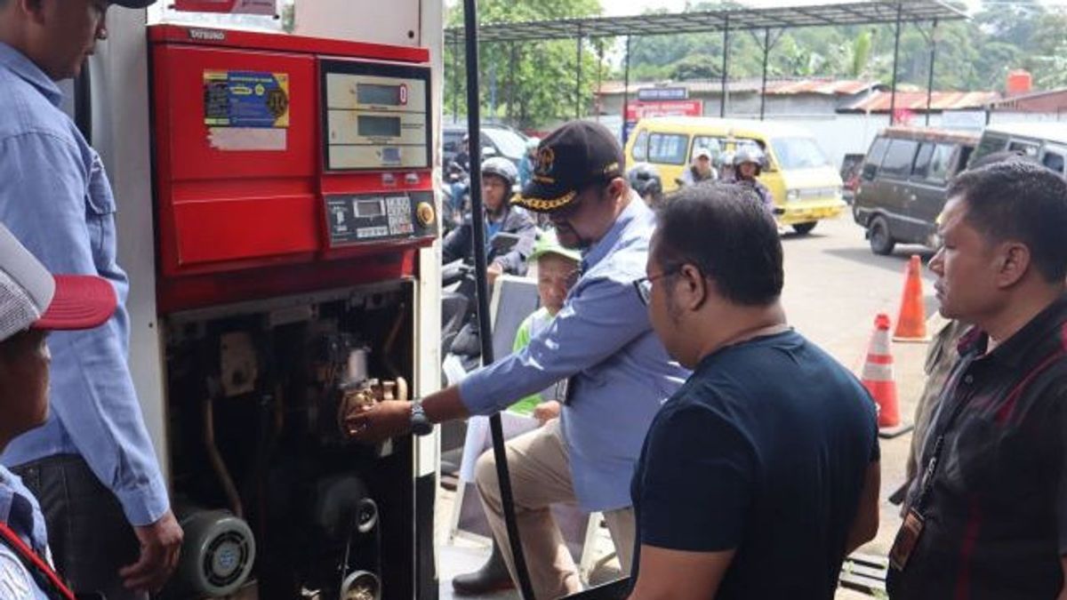 Des officiers conjoints de la station-service Sidak Assure les transactions de carburant conformément à la POS