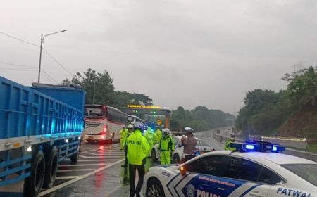 Polisi Olah TKP Tabrakan Beruntun di Tol Cipularang