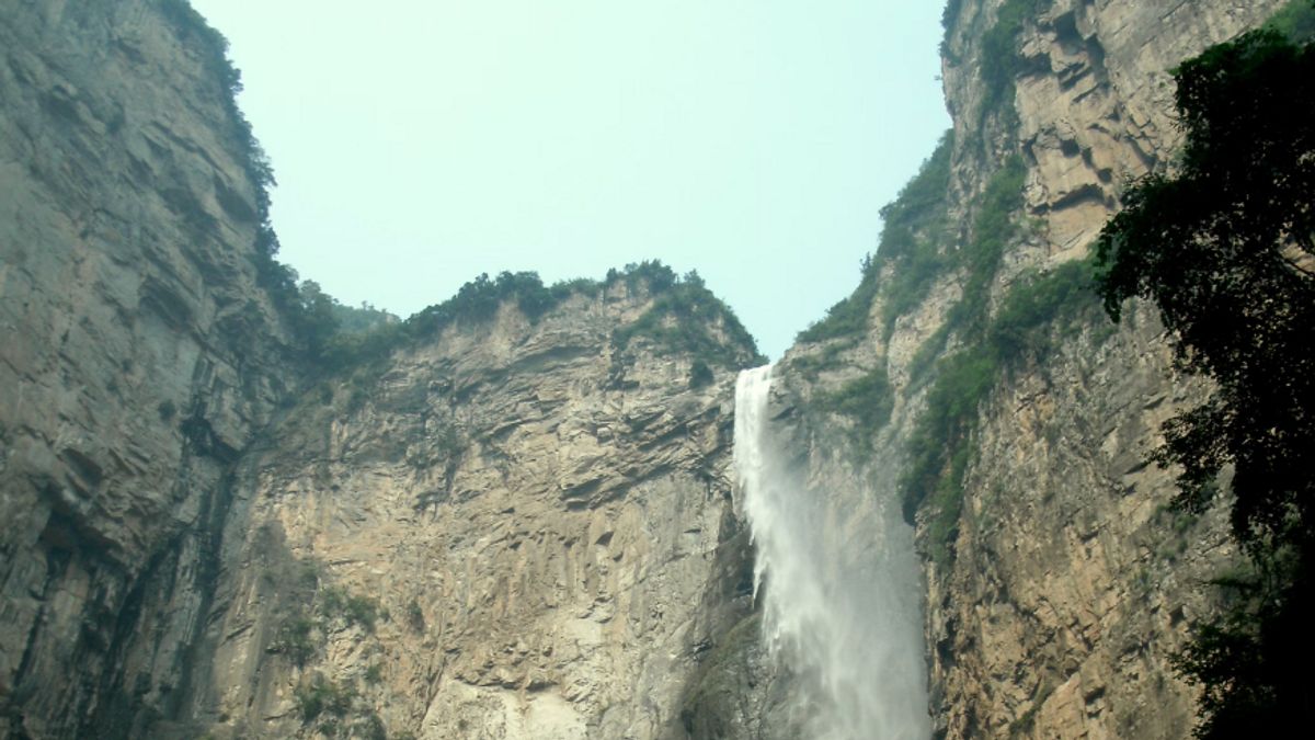 中国の雲台滝をめぐる論争、水は岩のパイプから外れているようです