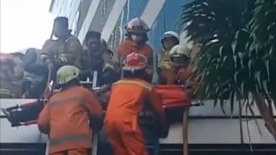 Technicien En Cyber-bâtiment Piégé Et Mort, Emmené à L’hôpital De Mampang