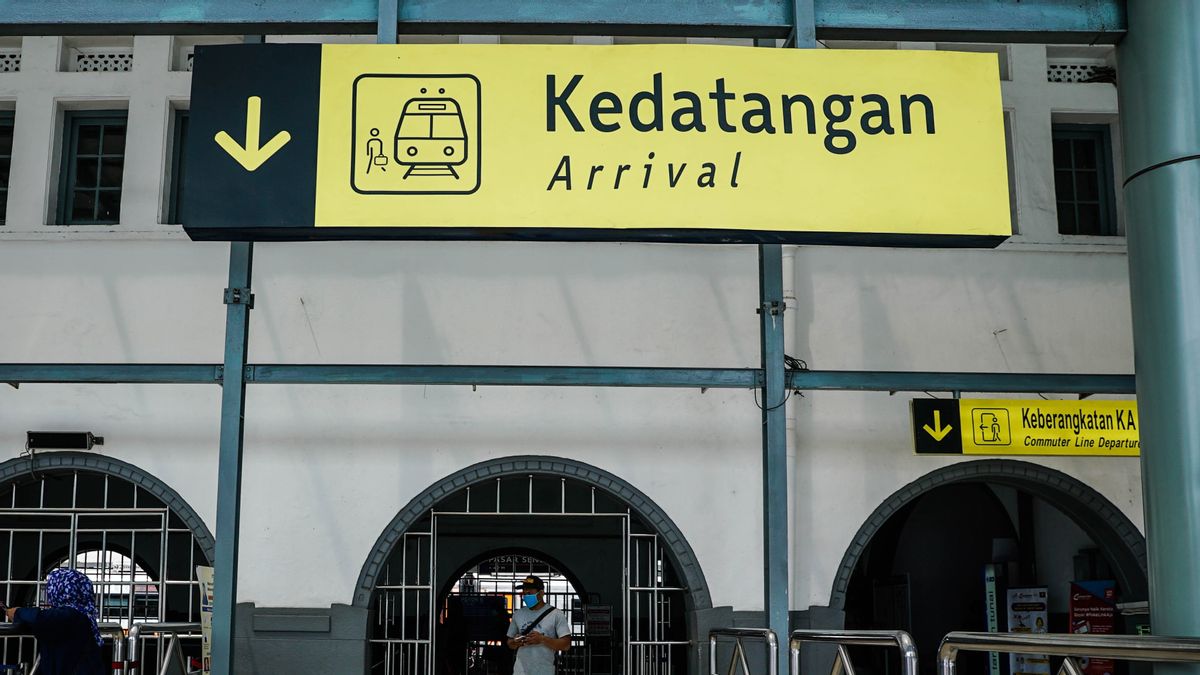 Train Users To And From Jakarta Must Have SIKM