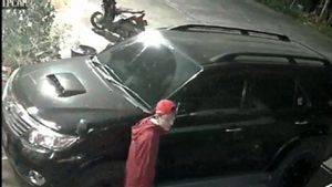 Terekam CCTV, Pencuri Spesialis Kaca Spion Mobil Sasar Kendaraan yang Tengah Parkir di Pinggir Jalan