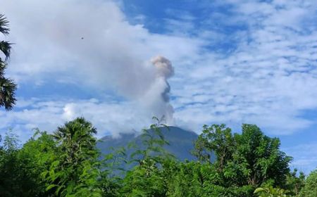 Gunung Ile Lewotolok Erupsi dengan Abu Vulkanik Setinggi 900 Meter