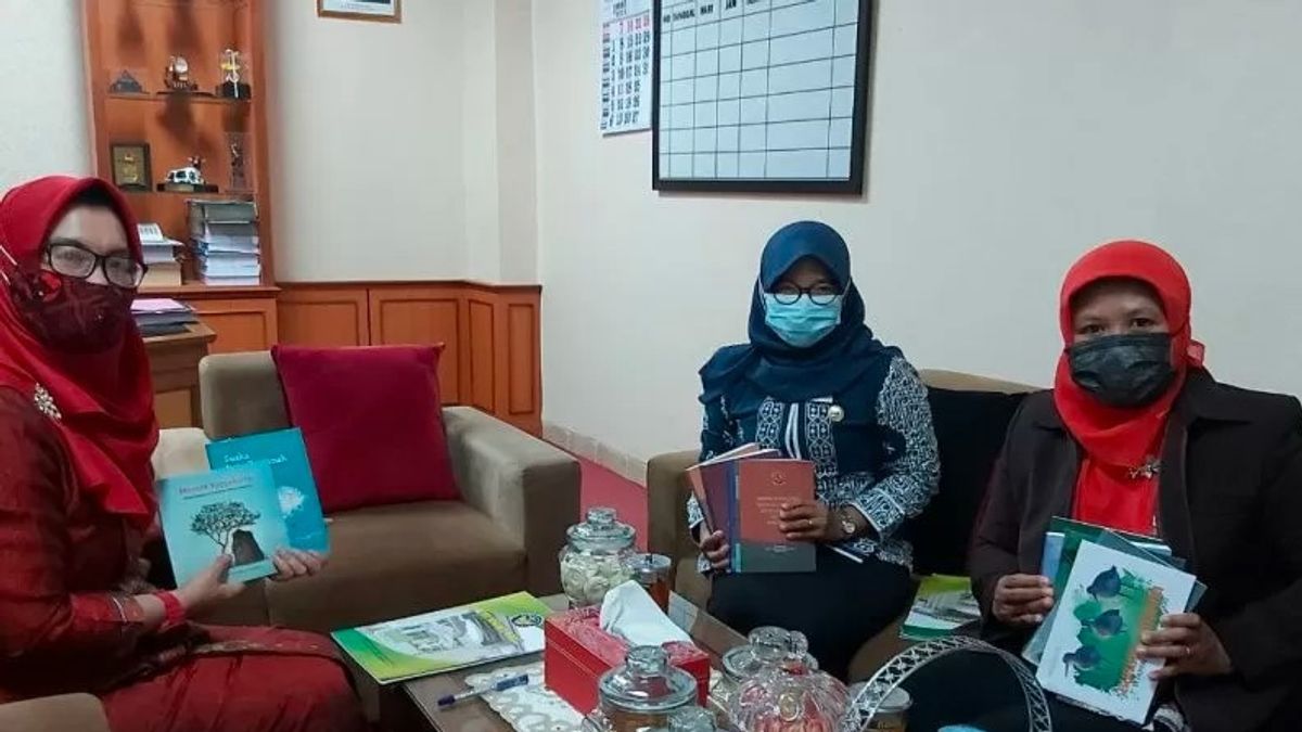 Ketua DPRD Kulon Progo Menyerahkan Sumbangan Buku ke SMA Negeri 2 Wates