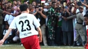 Momen Jokowi Main Bola, Pakai Nomor Punggung 23 dan Tak Ada Pemain Berani <i>Sleding</i> Presiden