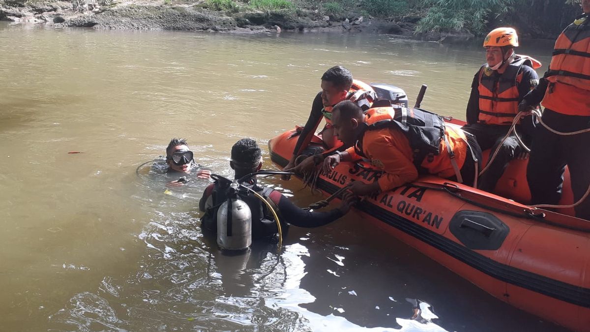 The SAR Team Is Still Searching For 2 Missing Boy While Sneering In The Ciliwung Jagakarsa River