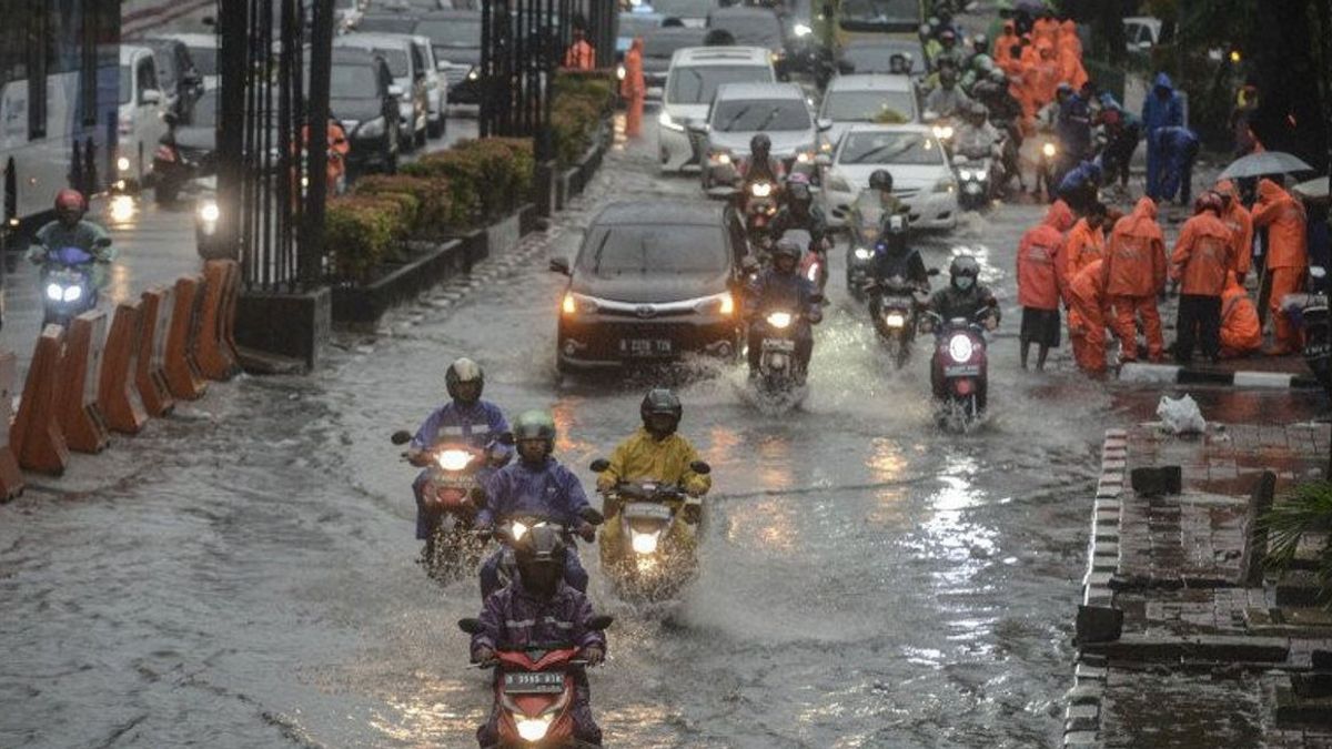 Jakarta Hujan Siang Ini, Sejumlah Rute Mikrotrans Transjakarta Dialihkan