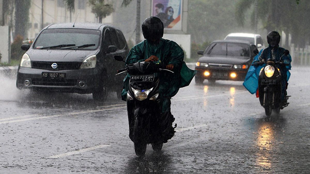 توقعات الطقس BMKG: حذار من الأمطار الغزيرة مصحوبة برياح قوية في بعض المحافظات الاثنين 27 سبتمبر