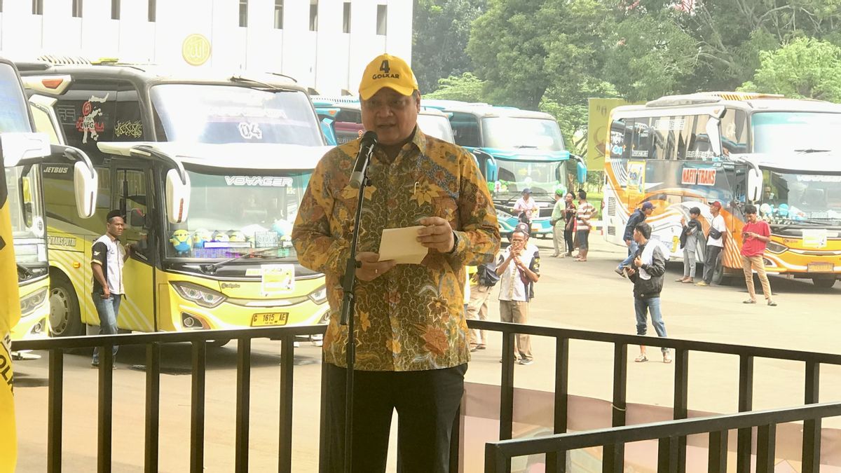 20辆公共汽车,Airlangga从Golkar办公室派遣了1,000名旅客