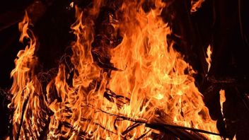 Un Homme Souffre De Brûlures Causées Par Un Incendie à Warakas Jakut
