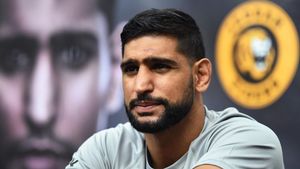 Amir Khan Berniat Gantung Sarung Tinju Setelah Kalah TKO Ronde 6 dari Kell Brook