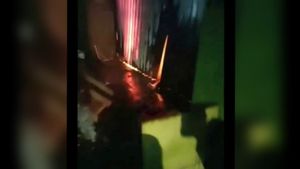 Ngeri! Saksi Lihat Kaki Perempuan Terjepit Rolling Door saat Api Membakar Bengkel di Warakas Tanjung Priok