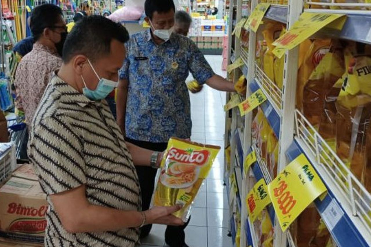 南カリマンタンのインドマレットとスーパーマーケットでの食用油の価格は、2リットルあたりIDR 52.000に達します、1人の顧客:それは高価です、私はそれを買わない