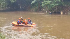 The SAR Team Is Still Looking For A 13-year-old Boy To Disappear In Ciliwung Cawang River While Playing Soccer