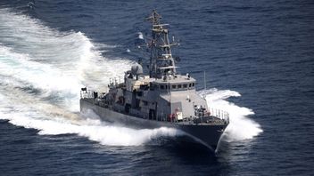 被三艘伊朗军舰拦截，美国巡逻艇鸣枪示警