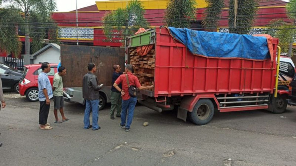 ベンクル警察署 押収 291 メランティ型木材切断と容疑者トラック運転手1人決定