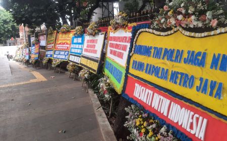 Polda Metro Jaya Dibanjiri Karangan Bunga, Isinya Dukungan ‘Diobok-obok’ Petamburan