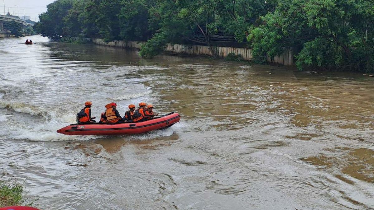 A 17-year-old Teenager Lost In Angke River Water Current While Swimming