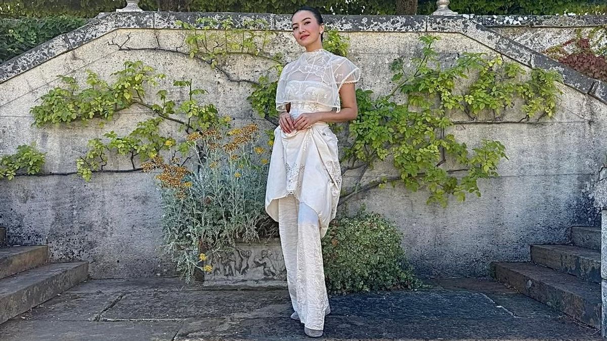 6 Captivating Portraits Of Raline Shah, Wear White Dress To Attend Outdoor Actions