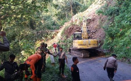 Hujan Deras, Tebing di Garut Longsor Berakibat Akses Jalan Warga Putus